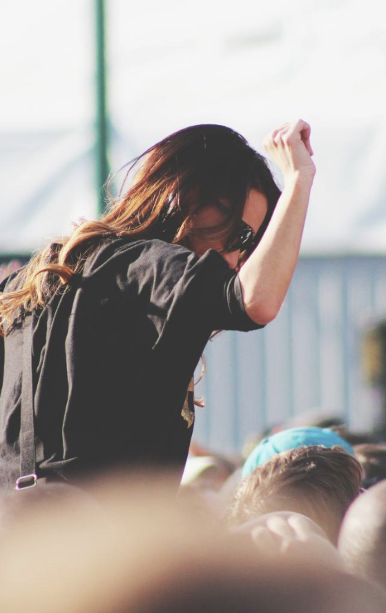 Fille dans une foule