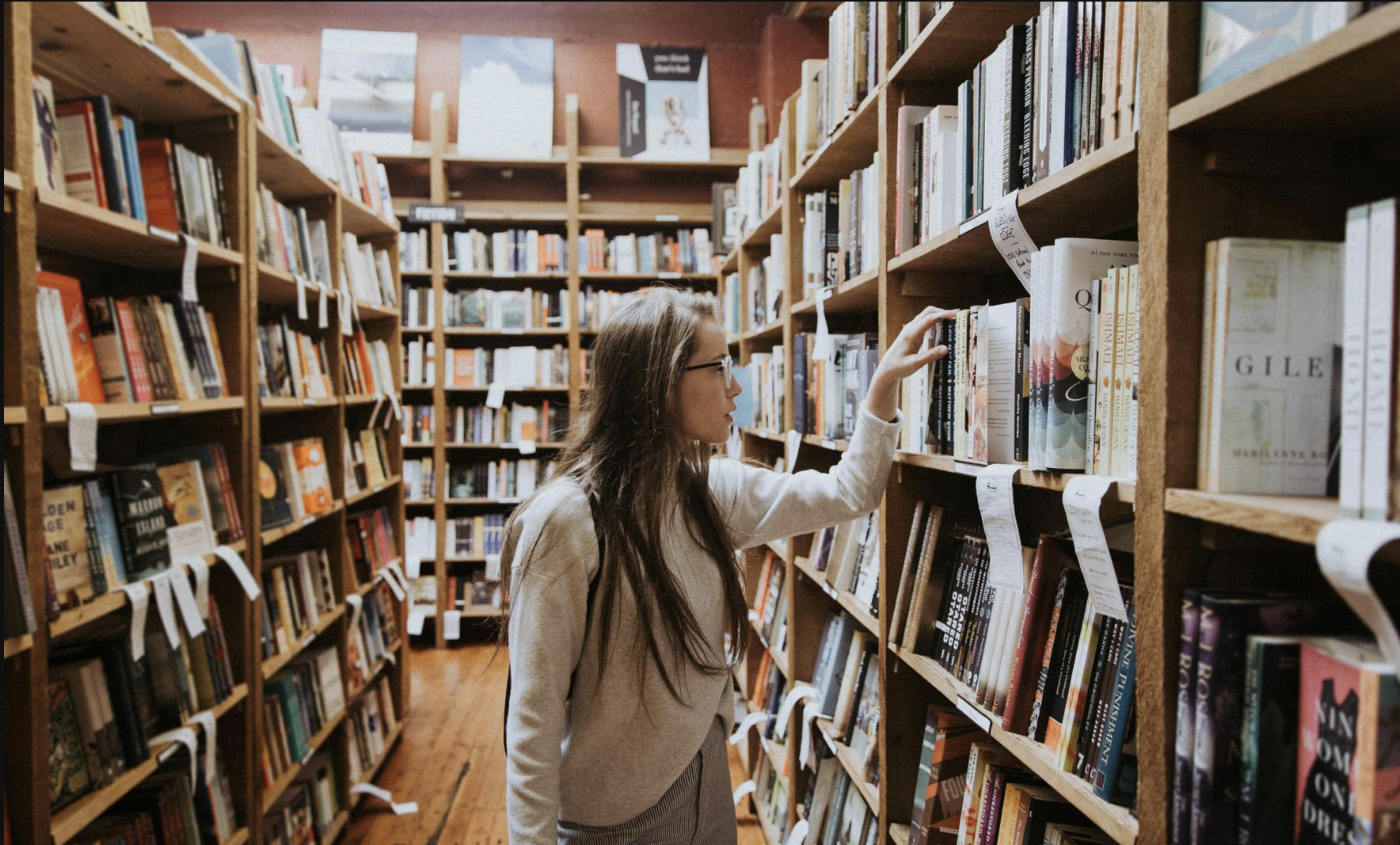 Fille dans une bibliothèque